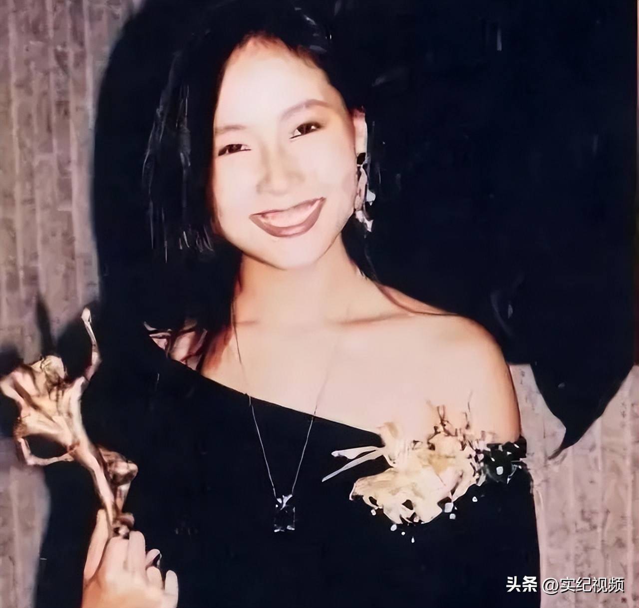 58岁许官人南宫NG28入口叶童和富豪结婚33年遭背叛4次选择终身不生(图11)