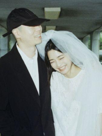 大咖南韩乐团主唱台湾拍婚纱甜牵娇妻穿梭马路乐迷嗨炸：是繁体字(图1)