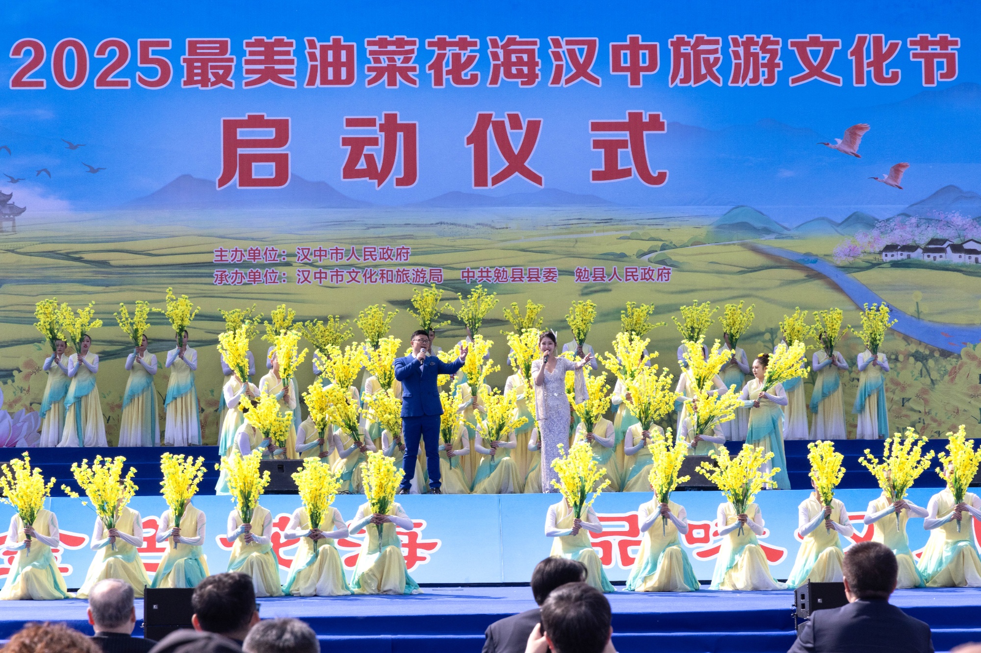 春天里的中国丨汉中勉县：油菜花海醉游人(图2)