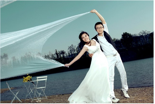 疯狂情侣婚纱照：能让你开心的事当然要做啦