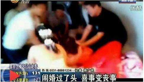 伴娘车内遭两男子强行无力挣扎被气哭……恶心的婚闹真的是陋习南宫NG28平台(图2)
