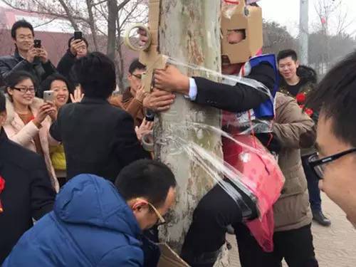 伴娘车内遭两男子强行无力挣扎被气哭……恶心的婚闹真的是陋习南宫NG28平台(图4)