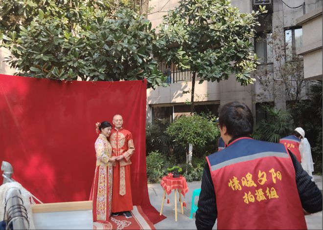渝北区龙塔街道：圆梦甜蜜婚纱照 定格浪漫夕阳红(图1)