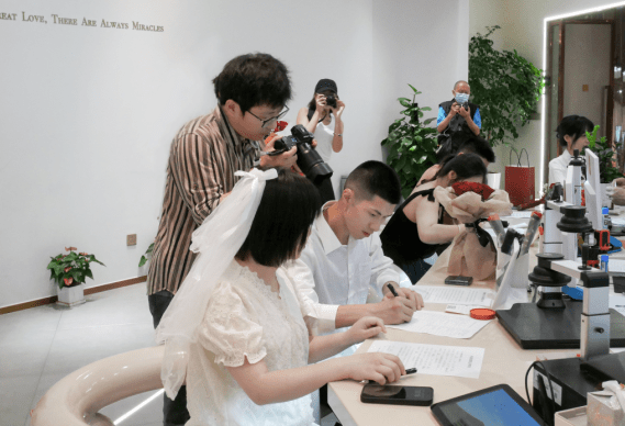2023消费新力量｜“520”成都结婚领证跟拍“爆单”：婚庆市场摄影需求下沉新消费模式蕴含巨大潜力(图1)