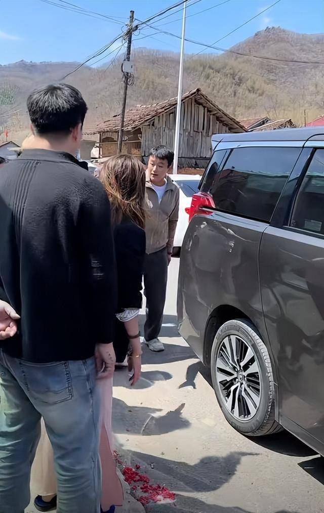 46岁佟大为回村参加婚礼穿着土气被嘲像农民工皮肤松弛显老态(图2)