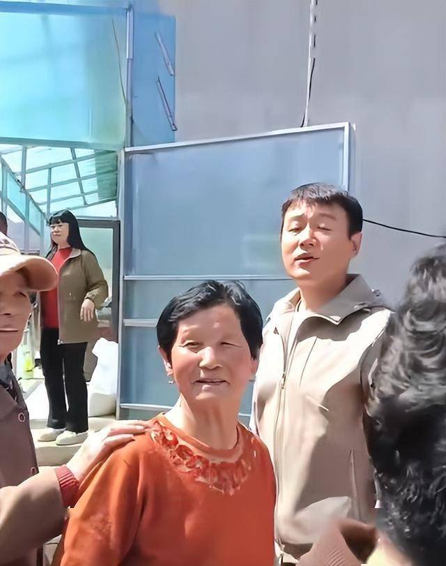 46岁佟大为回村参加婚礼穿着土气被嘲像农民工皮肤松弛显老态(图8)