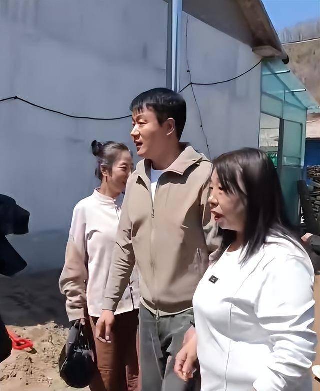 46岁佟大为回村参加婚礼穿着土气被嘲像农民工皮肤松弛显老态(图5)