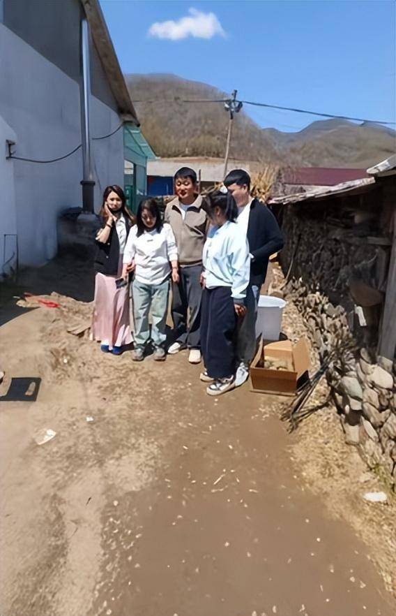 46岁佟大为回村参加婚礼穿着土气被嘲像农民工皮肤松弛显老态(图4)