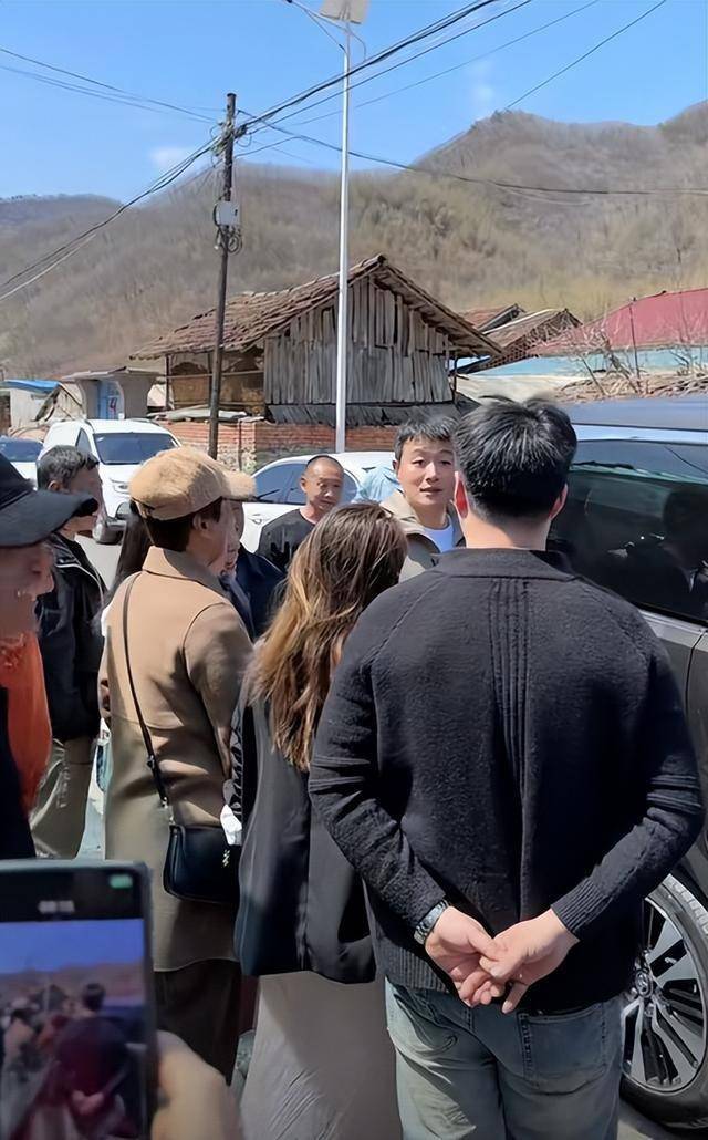 46岁佟大为回村参加婚礼穿着土气被嘲像农民工皮肤松弛显老态(图6)