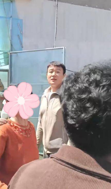 46岁佟大为回村参加婚礼穿着土气被嘲像农民工皮肤松弛显老态(图9)