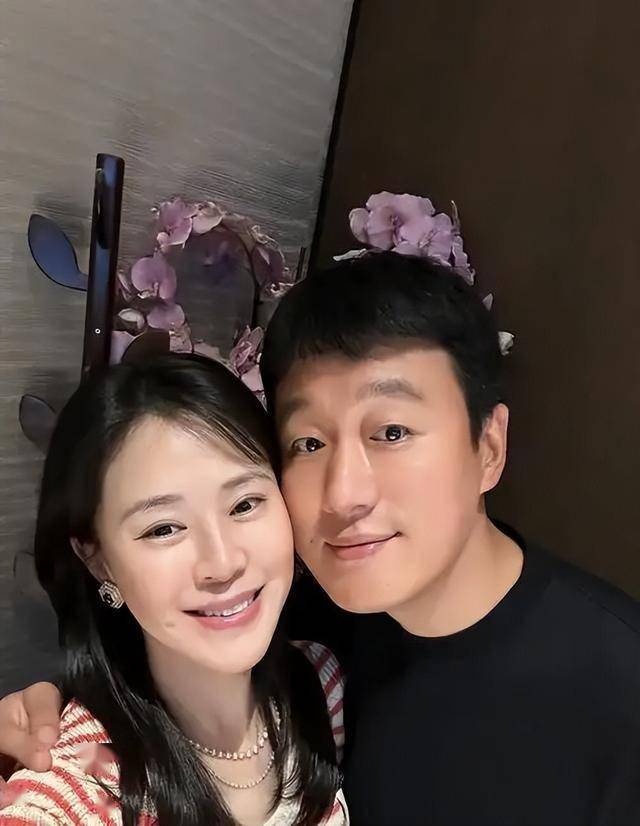 46岁佟大为回村参加婚礼穿着土气被嘲像农民工皮肤松弛显老态(图18)