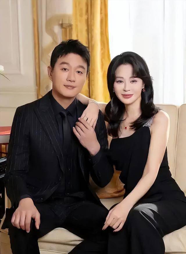 46岁佟大为回村参加婚礼穿着土气被嘲像农民工皮肤松弛显老态(图17)