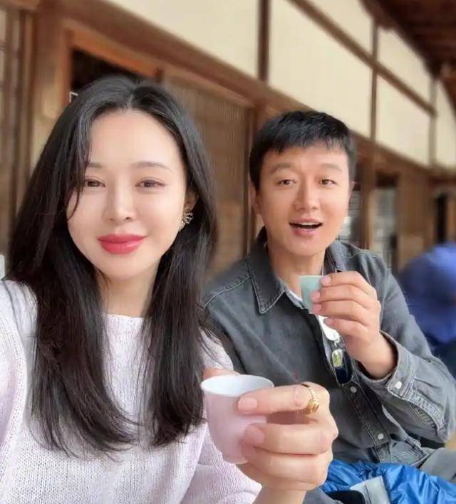 46岁佟大为回村参加婚礼穿着土气被嘲像农民工皮肤松弛显老态(图20)