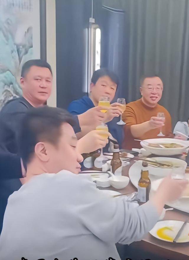 46岁佟大为回村参加婚礼穿着土气被嘲像农民工皮肤松弛显老态(图22)