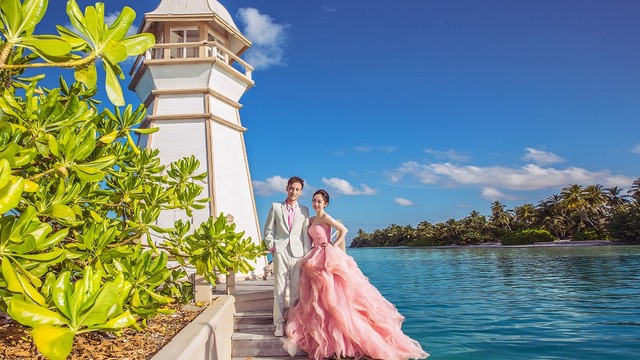 镜头定格浪漫瞬间“见证青岛”聚焦“海誓山盟·浪漫青岛”集体婚礼